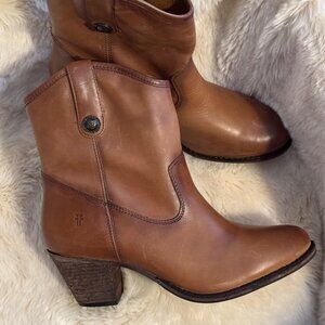 NWOT--FRYE Jackie Button Short Boot | 9.5 | Cognac